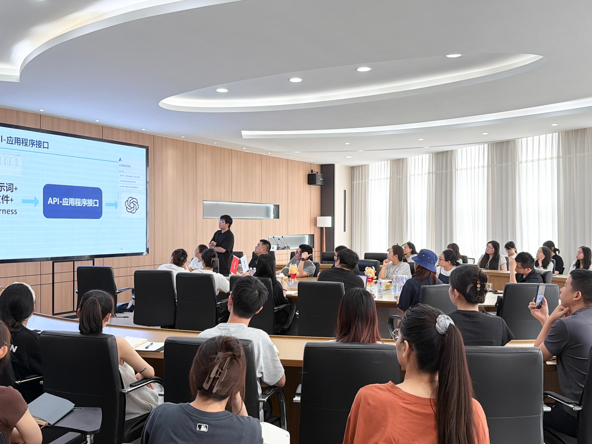 Broaden Horizons | TKG College Holds Interactive AI Knowledge Special Training