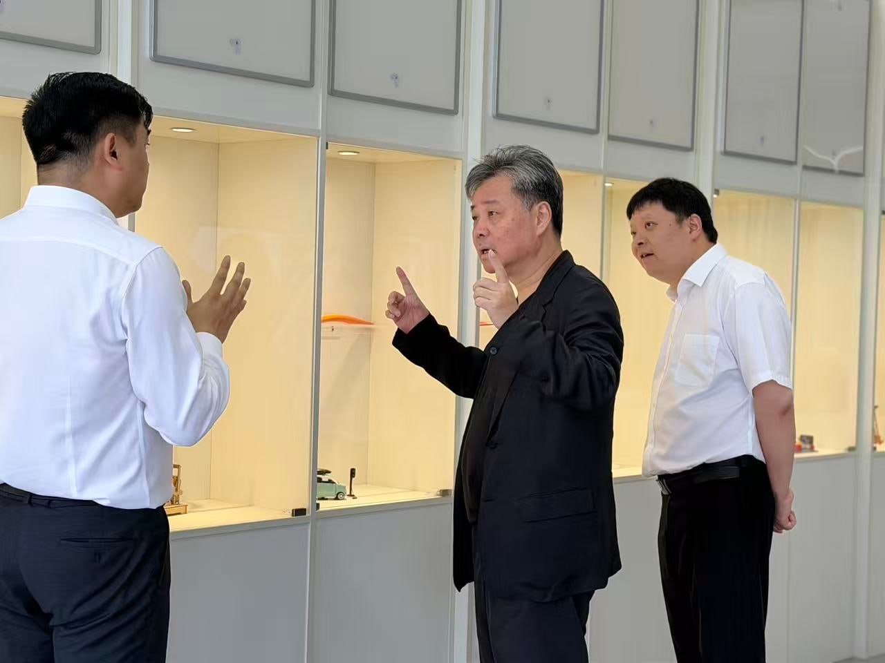 Swimming Toward the Blue Ocean丨TKG Welcomes Yu Hua for a Visit and Exchange