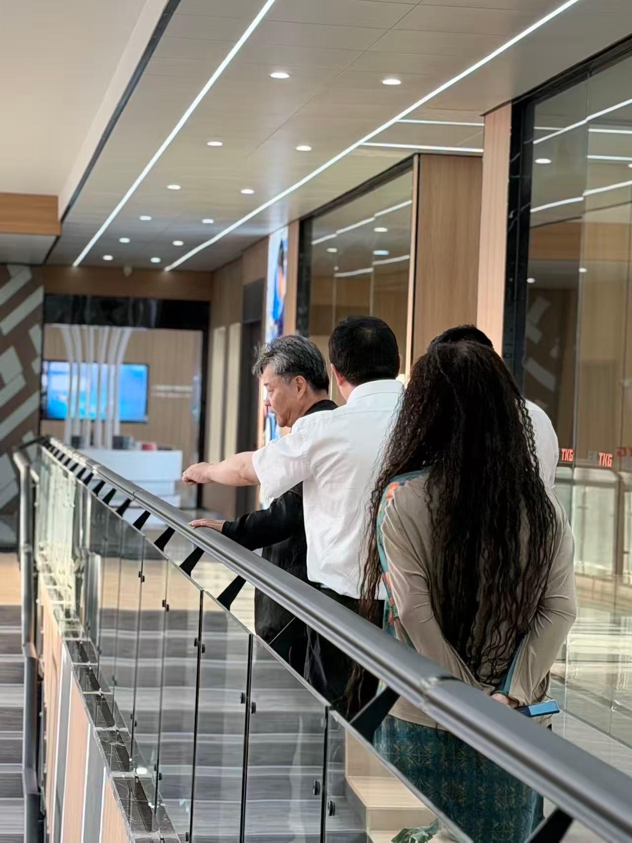 Swimming Toward the Blue Ocean丨TKG Welcomes Yu Hua for a Visit and Exchange